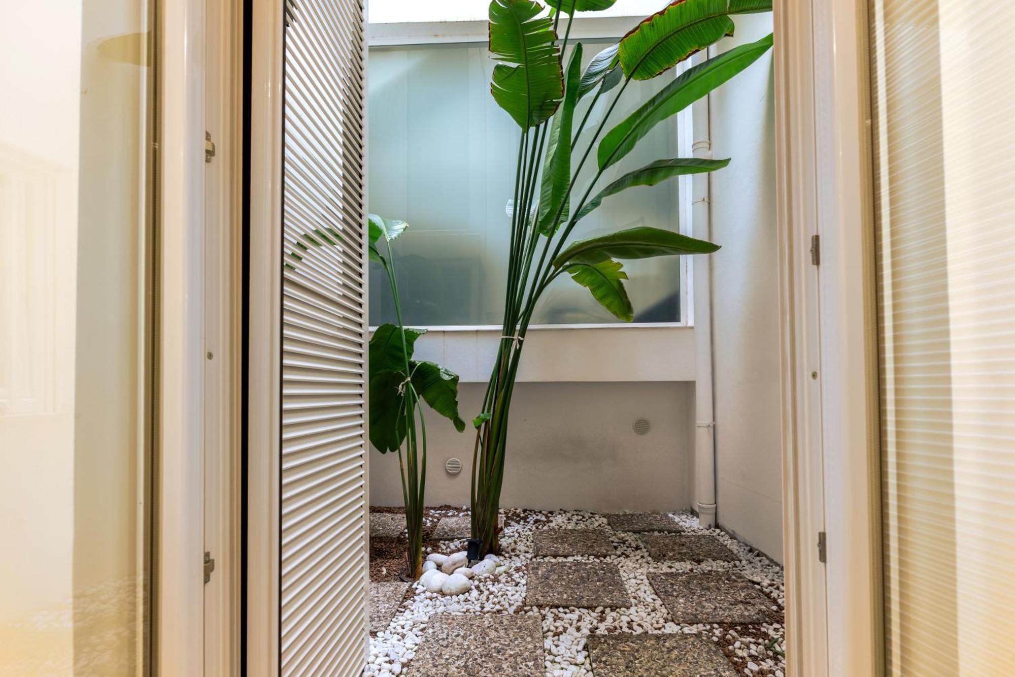 Relaxing Family 250m From & Free Garage Apartment *