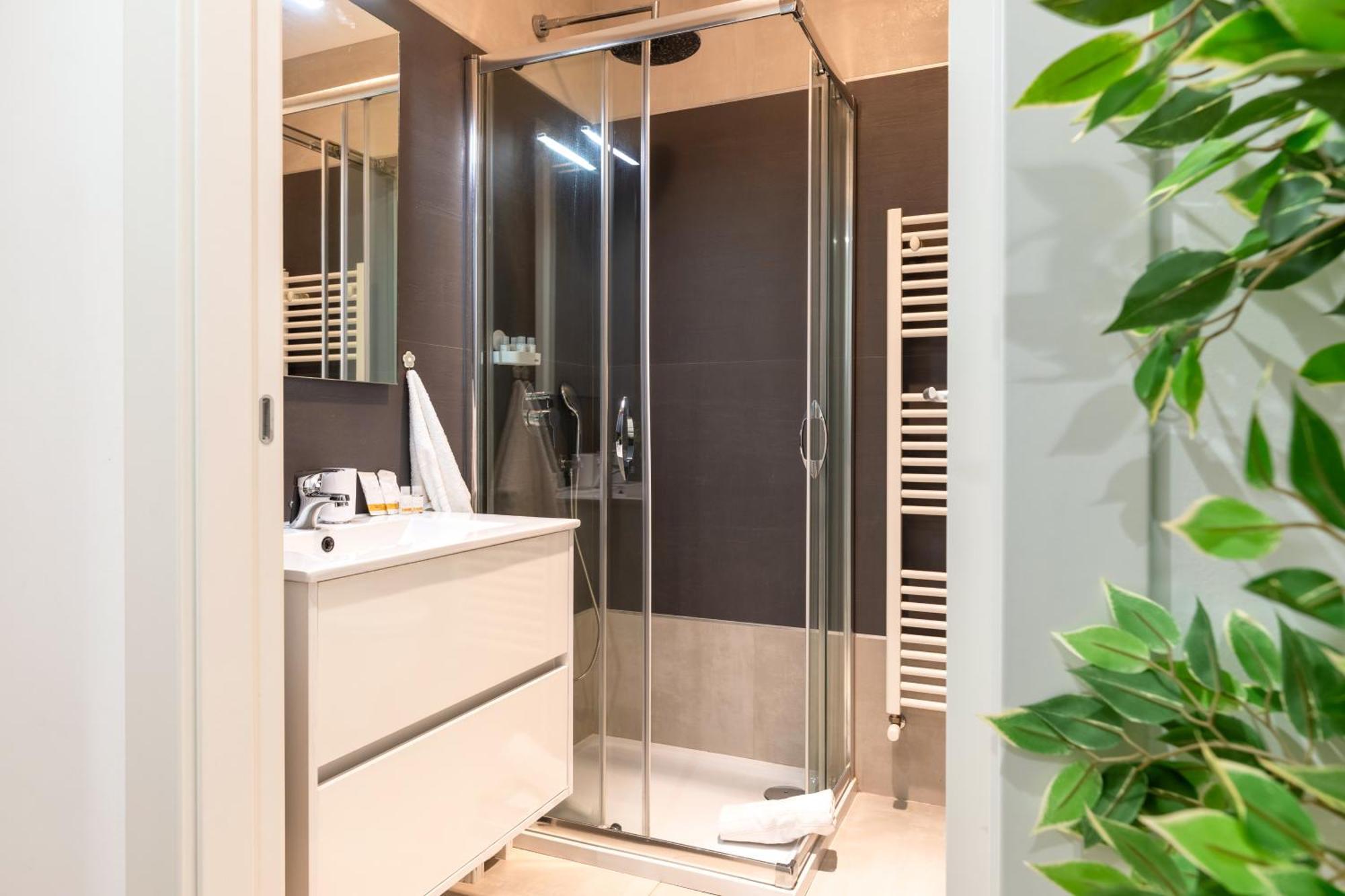 Relaxing Family 250m From & Free Garage Apartment
